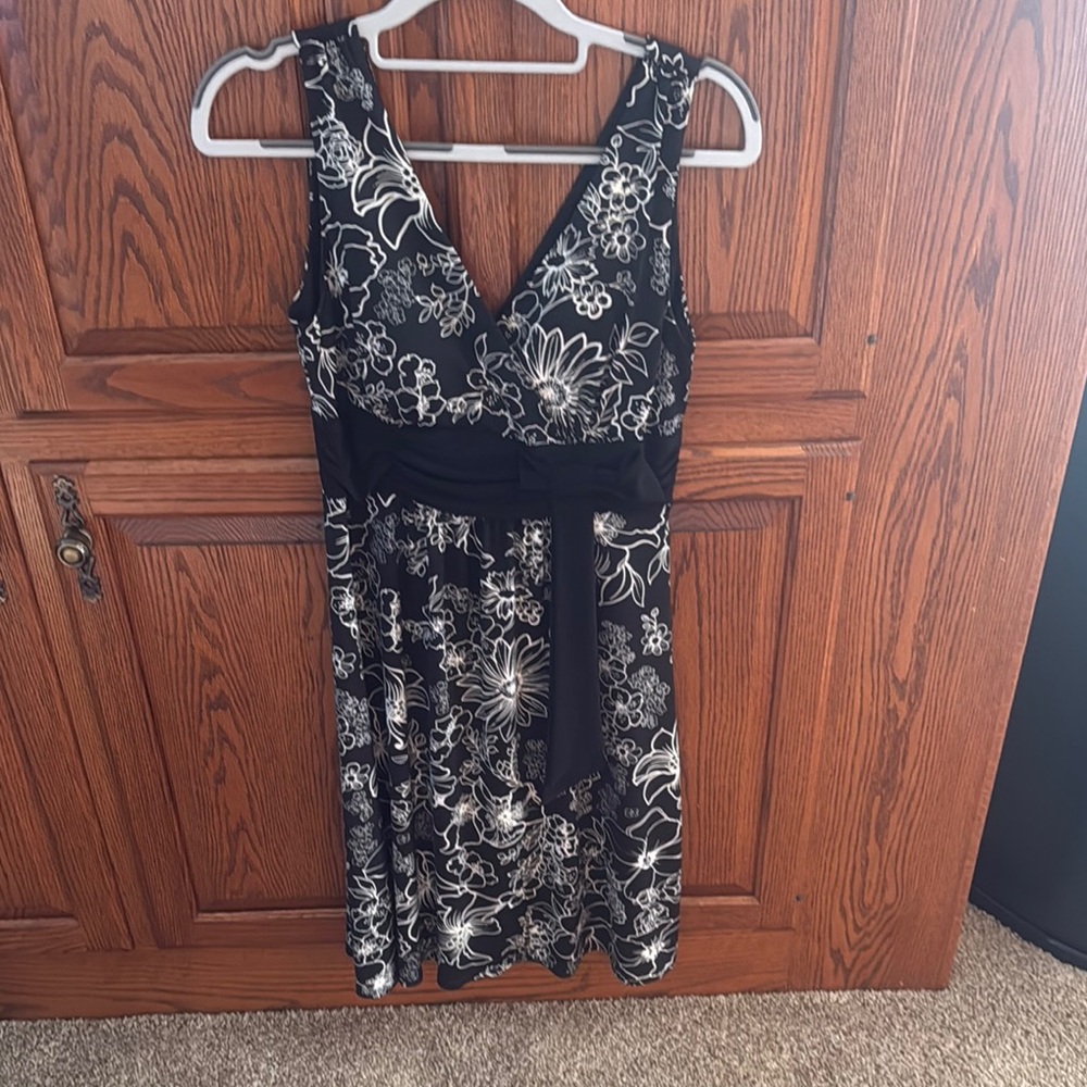 Jessica Black and White Sleeveless V-Neck Mini Dress